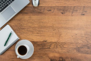 Çalışma masası üzerinde laptop, defter ve kahve Kupası