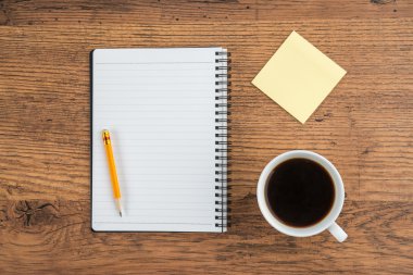 Defter kalem yapışkanlı not ile ve kahve