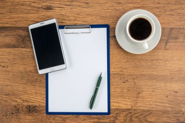 Tablet, kağıt ve kalem bir fincan kahve ile 