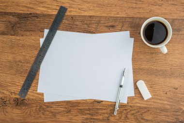 Kağıt, silgi cetvel ve kahve ile mekanik kurşun kalem 