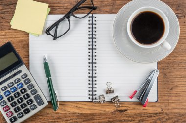 defter, hesap makinesi, zımba ve kahve