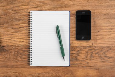 defter ve kalem Smartphone ile masaya