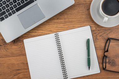 Çalışma masası üzerinde laptop, defter ve kahve Kupası