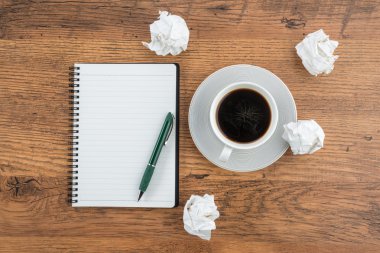 Kağıt, defter ve kalem kahve ile çökmek 