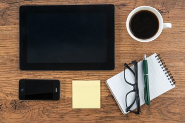 Tablet, yapışkanlı not, not defteri ve kahve ile akıllı telefon
