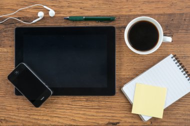 Tablet, kulaklık, defter ve kahve ile akıllı telefon