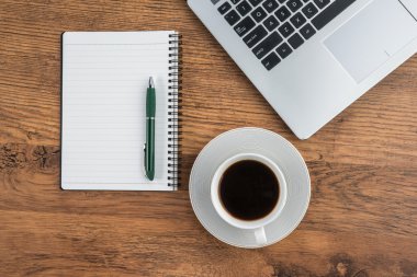 Çalışma masası üzerinde laptop, defter ve kahve Kupası