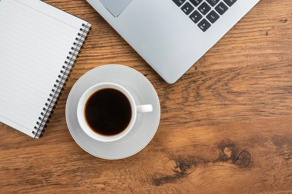 Portatile, notebook e tazza di caffè sulla scrivania — Foto Stock