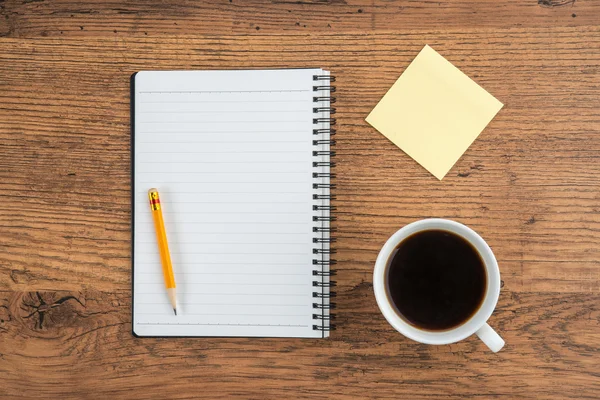 Notebook ołówek Uwaga klej i filiżankę kawy — Zdjęcie stockowe