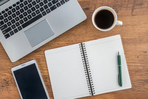 Laptop, notebook, Tablet e caffè sulla scrivania — Foto Stock