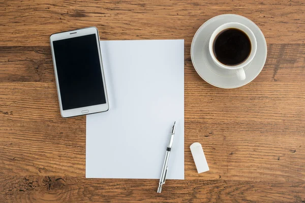 Tablet PC-, papier-, Gum- en mechanische potlood met koffie — Stockfoto