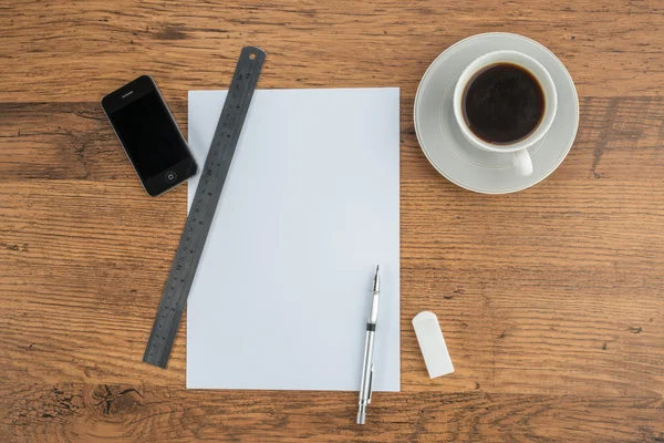 Akıllı telefon, kağıt, silgi ve kahve ile mekanik kurşun kalem 