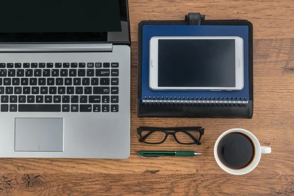 Laptop e Tablet com notebook e caneta na mesa — Fotografia de Stock