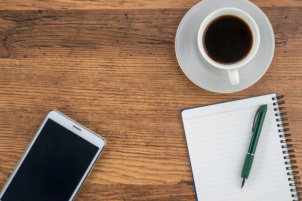 Tablet, not defteri ve kalem ile bir fincan kahve — Stok fotoğraf