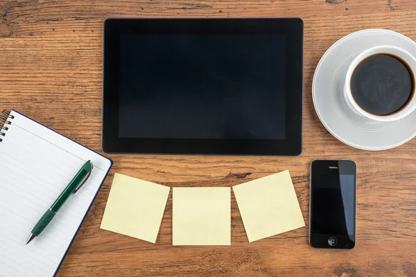 Tablet, Nota Adesiva, notebook e telefone inteligente com café — Fotografia de Stock