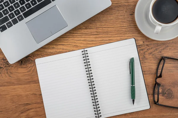 Laptop, notatnik i kawy kubek na biurko — Zdjęcie stockowe
