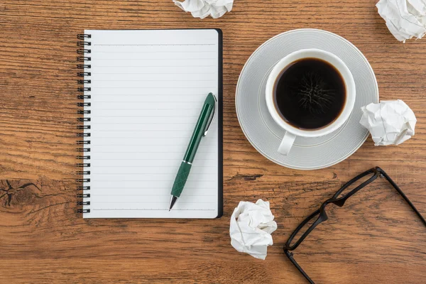 Carta accartocciata, taccuino e penna con tazza di caffè — Foto Stock