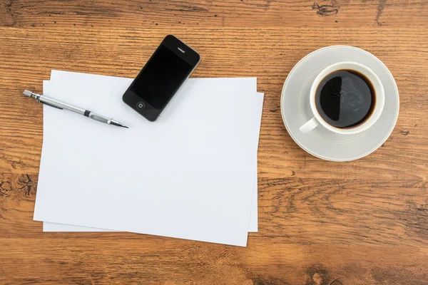 Смартфон, папір та ручка для малювання з кавою — стокове фото