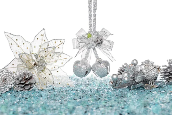 Campanas de jingle de plata de lujo, flor y cono de pino en la nieve — Foto de Stock