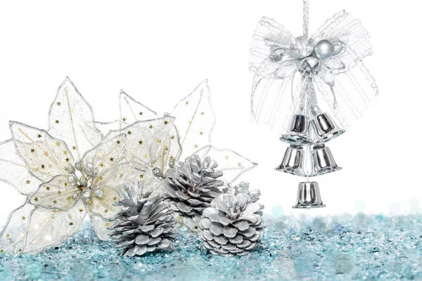 Campanas de jingle de plata de lujo con nieve y cono de pino — Foto de Stock