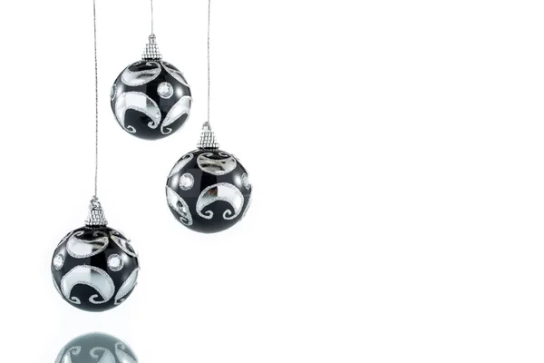 Negro de lujo con bola de Navidad de plata, colgando Decoración — Foto de Stock