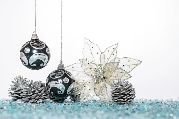 Lyxiga Christmas ball och blomma med kotte — Stockfoto