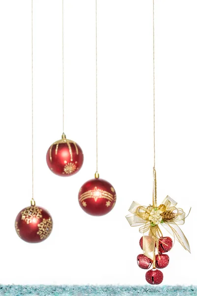 Luxus rote Weihnachtskugel mit Glöckchen, hängende Dekoration — Stockfoto