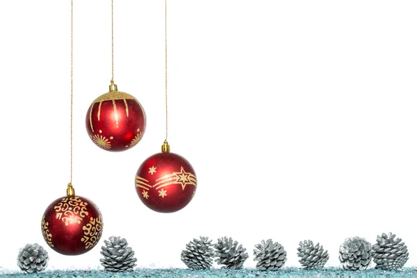 Boule de Noël de luxe et cône de pin, décoration suspendue — Photo