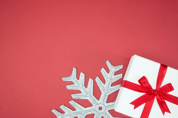 Lyxiga färg presentförpackning för holiday event silk wrap snöflinga — Stockfoto
