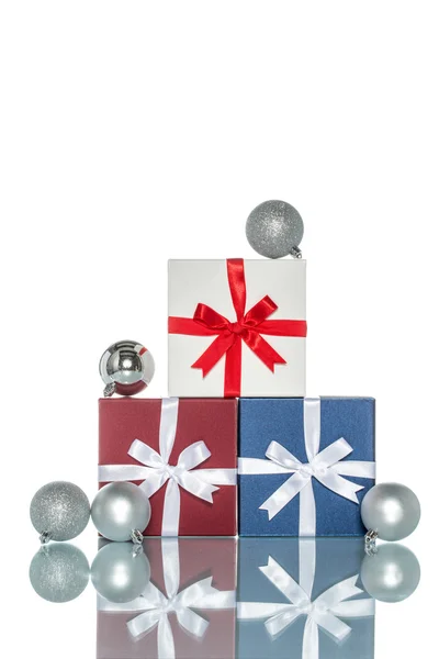 Розкішна кольорова подарункова коробка з різдвяною прикрасою — стокове фото
