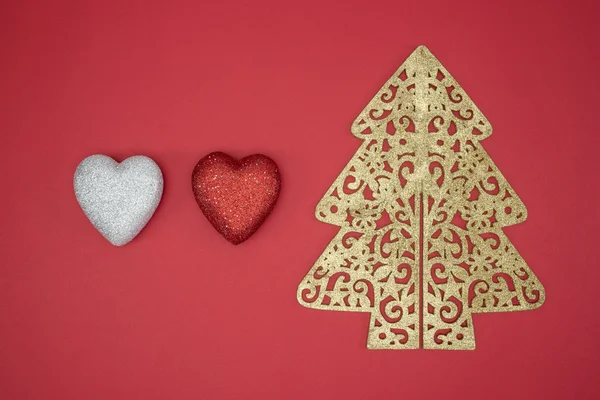 Αγάπη χριστουγεννιάτικο δέντρο κόκκινου σχήμα καρδιάς διακοσμήσετε χειμώνα — Φωτογραφία Αρχείου