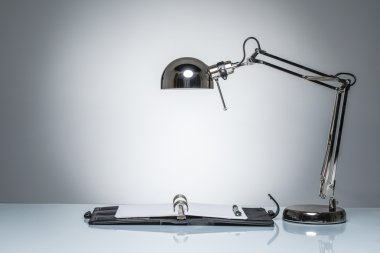 Defter günlük masa lambası ile yazma kadar aydınlatma