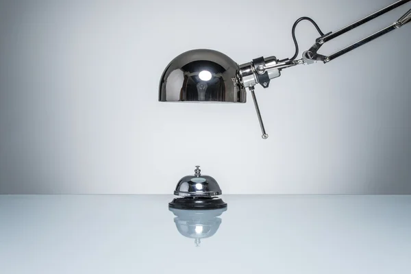 Verlichting up hotel bell voor het aanroepen van de service met bureaulamp — Stockfoto
