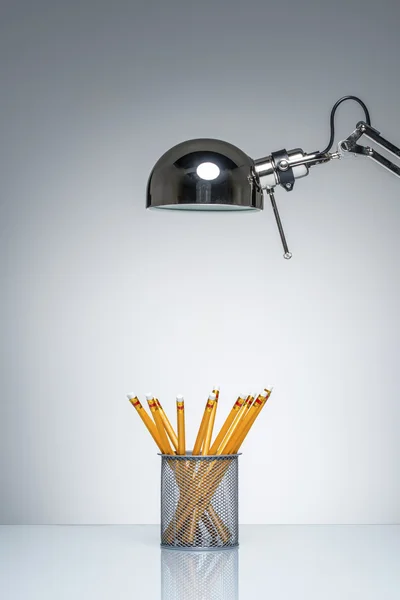 오렌지 연필 홀더 문구 책상 램프와 조명 — 스톡 사진