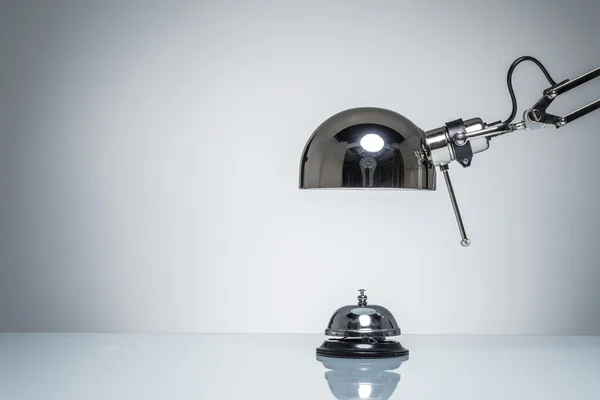 Verlichting up hotel bell voor het aanroepen van de service met bureaulamp — Stockfoto