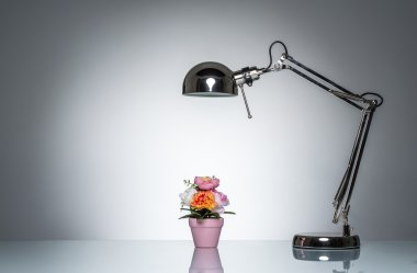 Pembe çiçek pot masa lambası ile aydınlatan