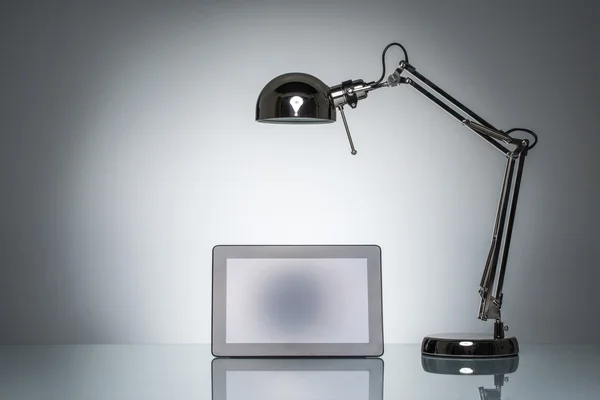 Illuminer tablette tactile note avec lampe de bureau — Photo