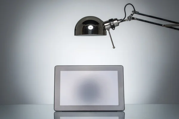 Illuminer tablette tactile note avec lampe de bureau — Photo