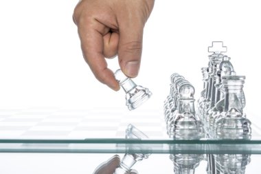 Kalabalıktan dışarı ayakta, cam satranç Challenge