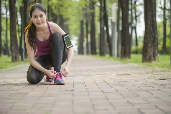 Asiatico giovane donna corridore legatura shoelaces sano stile di vita — Foto Stock