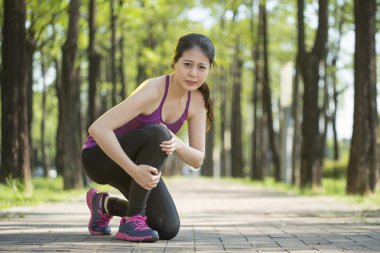 Asyalı kadın runner diz ağrısı, insan bacak tutun