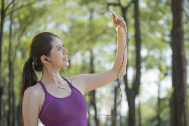 Güzel genç spor kız kendini, yaşam tarzı fotoğraf çekimi