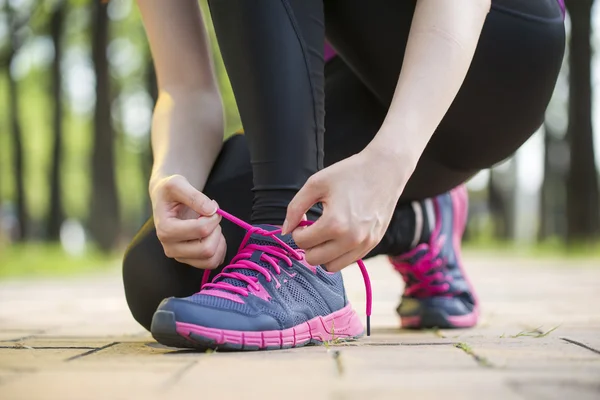 Asiatico giovane donna corridore legatura shoelaces sano stile di vita — Foto Stock