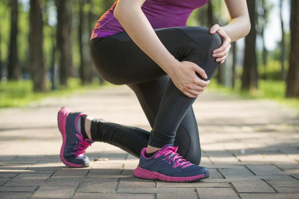 Asyalı kadın runner diz ağrısı, insan bacak tutun - Stok İmaj