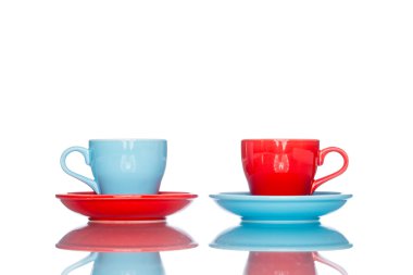 birden çok renkli kahve Kupası Kupa yansıma masada keyfini çıkarın