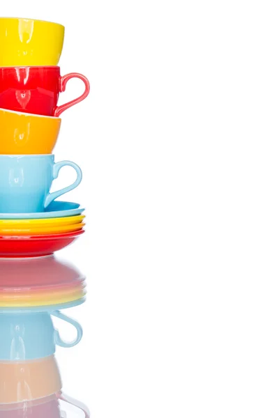 Играть несколько красочные чашки кофе кружку на стол отражения — стоковое фото