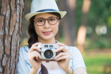 Retro kamera fotoğraf çekimi, ou gülümseyen güzel genç kız