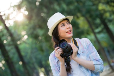 Dijital kamera fotoğraf çekimi ile gülümseyen güzel Asyalı kız,