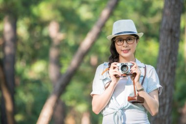 Retro kamera fotoğraf çekimi, ou gülümseyen güzel Asyalı kız