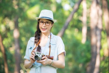 Retro kamera fotoğraf çekimi, ou gülümseyen güzel Asyalı kız